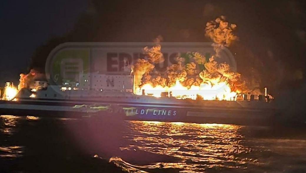 Ηγουμενίτσα: Παραδόθηκε στις φλόγες το πλοίο – Οι 237 επιβάτες εγκατέλειψαν με σωσίβιες λέμβους